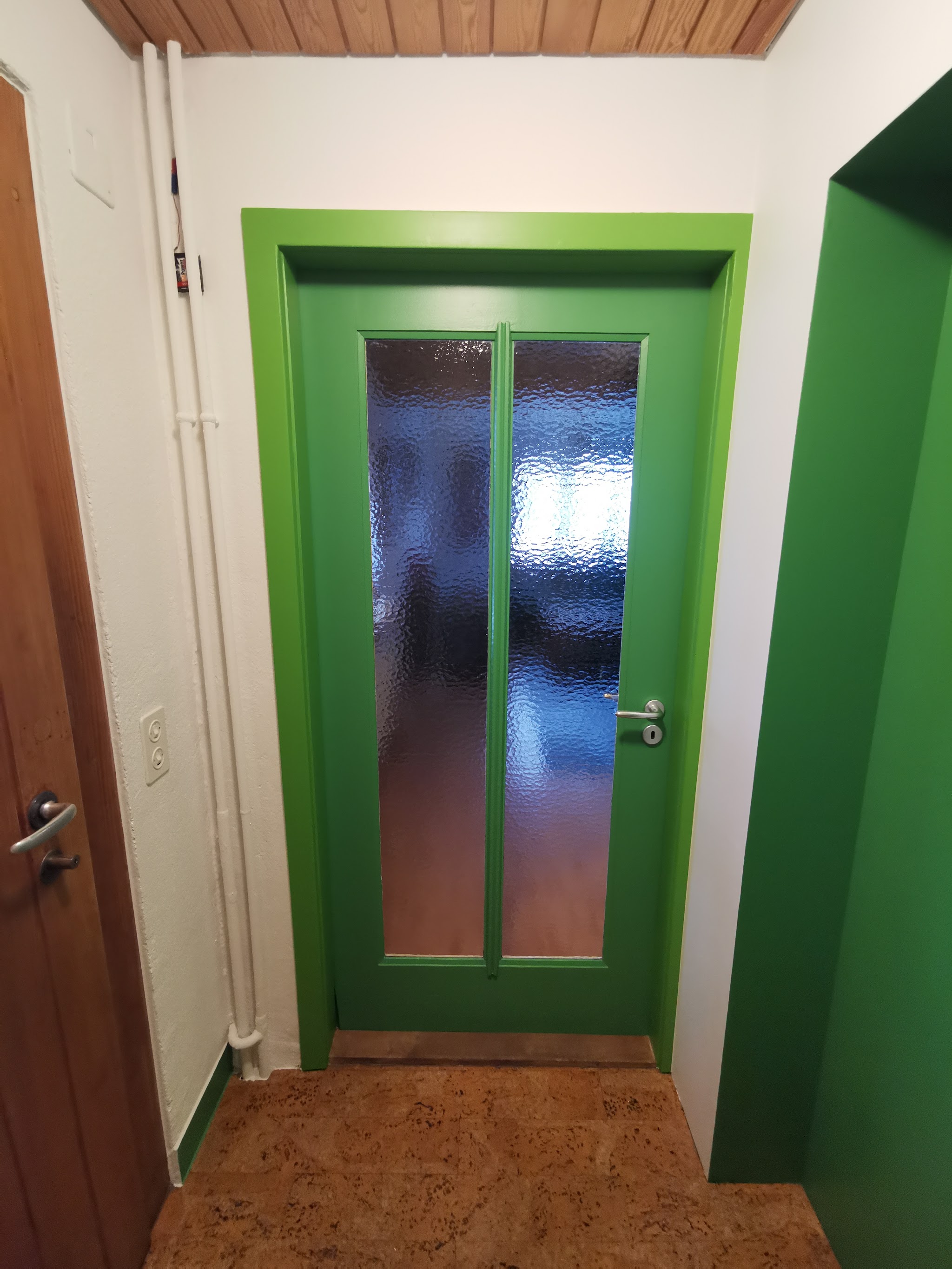 Frisch gestrichene grüne Innentür