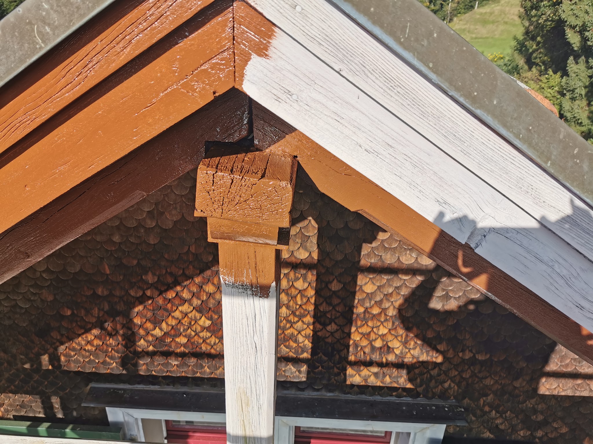Frisch gestrichene Dachuntersicht eines Chalets im Zürcher Oberland
