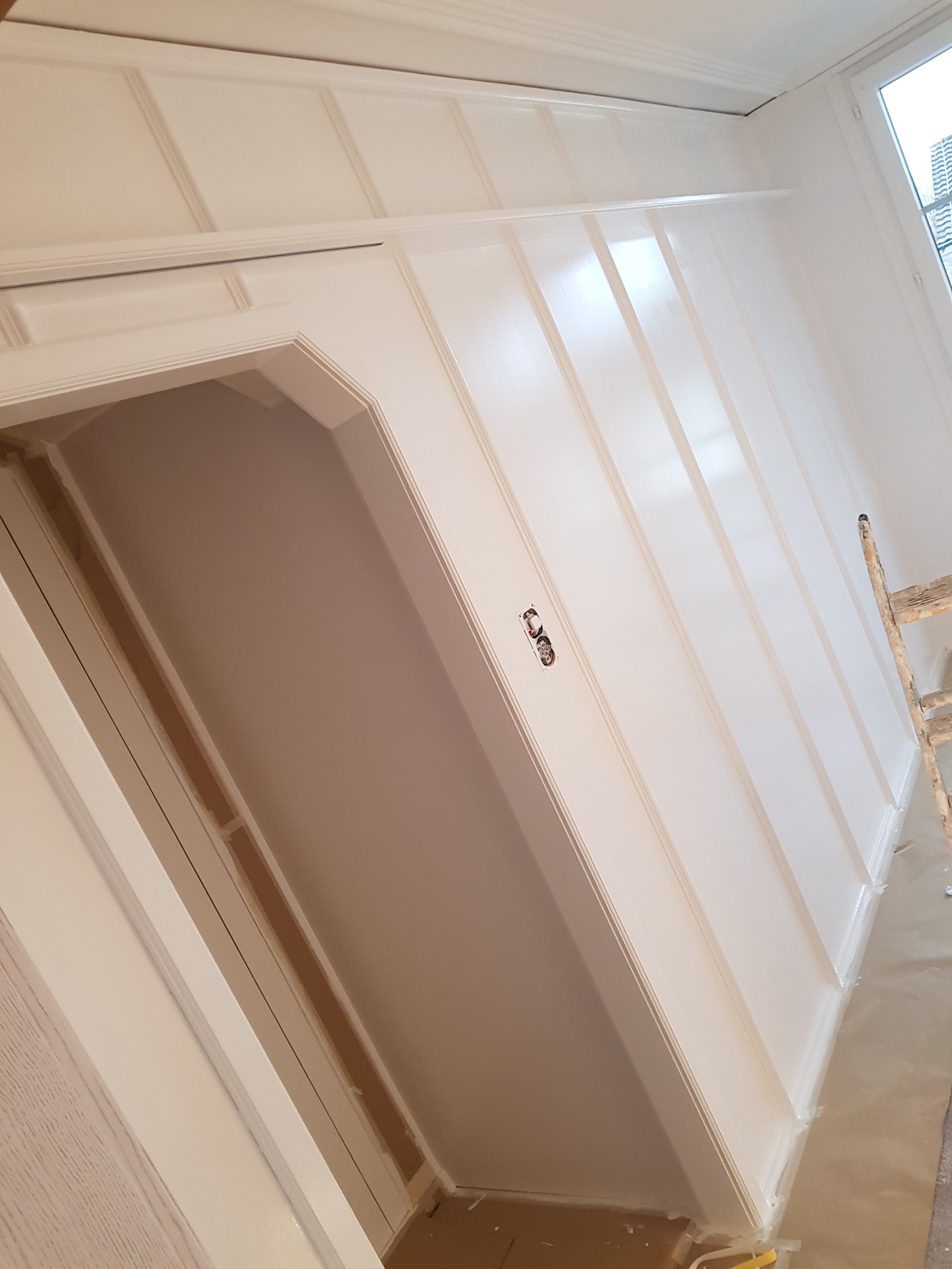 Frisch gestrichene weisse Wandvertäfelung, Innenausbau